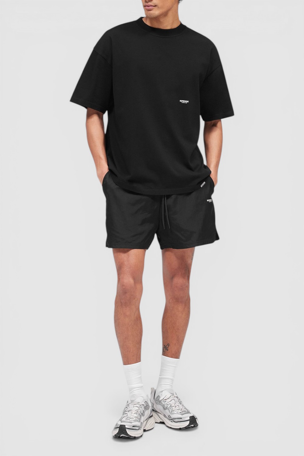 תמונת כל הלוק של חולצת טי אוברסייז